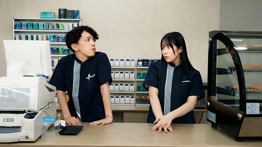 コンビニのバックヤードでセックスをするのが好きな彼女 サンプル画像1